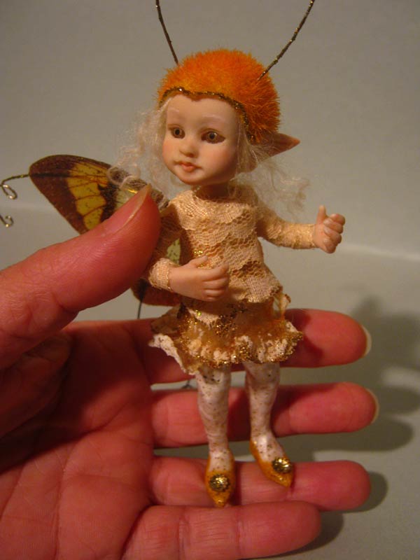 Little Fairy fae Mabel and the blackberries